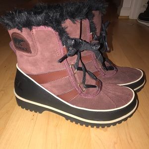 SOREL Tivoli II Snow Boots: limited edition maroon